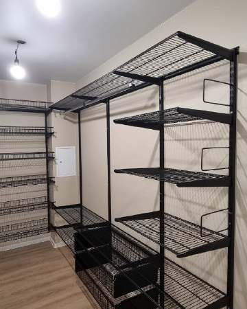 Чёрная П-образная гардеробная с выдвижными корзинами, ~2×3,1 м, фото 3