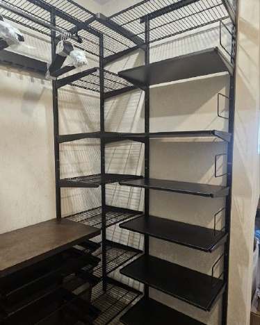 Чёрная П-образная гардеробная с выдвижными корзинами, ~2×2,1 м, фото 1