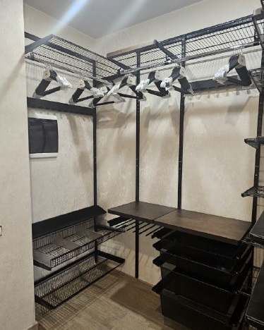 Чёрная П-образная гардеробная с выдвижными корзинами, ~2×2,1 м, фото 2