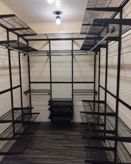Чёрная П-образная гардеробная с выдвижными корзинами, ~2,4×2 м, фото 1
