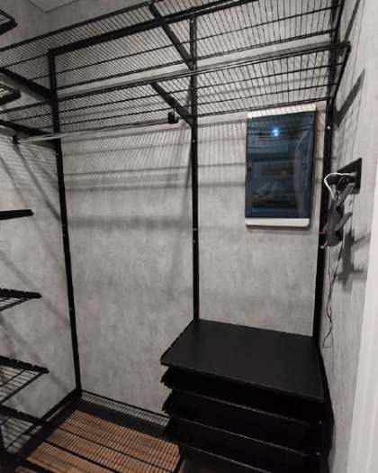 Чёрная П-образная гардеробная с выдвижными корзинами, ~1,5×2 м, фото 2