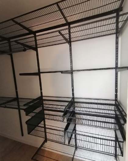 Чёрная П-образная гардеробная с выдвижными корзинами, ~1,4×2,2 м, фото 2