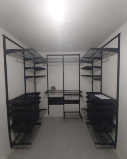 Чёрная П-образная гардеробная с выдвижными корзинами, ~2,4×2 м, фото 1