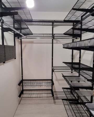 Чёрная П-образная гардеробная с выдвижными корзинами, ~1,8×2,4 м, фото 1