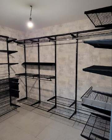 Чёрная П-образная гардеробная с выдвижными корзинами, ~2,7×2 м, фото 1