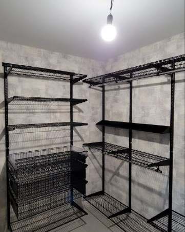 Чёрная П-образная гардеробная с выдвижными корзинами, ~2,7×2 м, фото 3