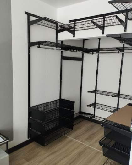 Чёрная П-образная гардеробная с выдвижными корзинами, ~2,4×2 м, фото 4