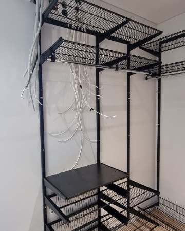 Чёрная П-образная гардеробная с выдвижными корзинами, ~2,4×2,8 м, фото 1
