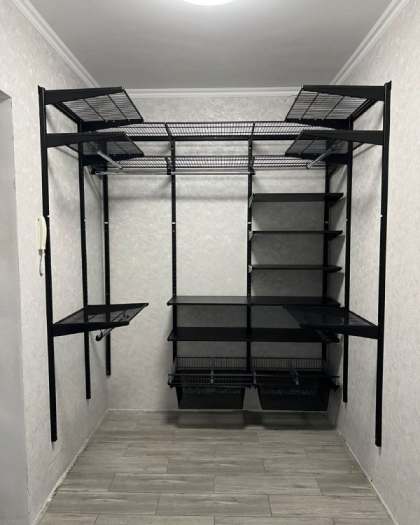 Чёрная П-образная гардеробная с выдвижными корзинами, ~2×1,8 м, фото 1