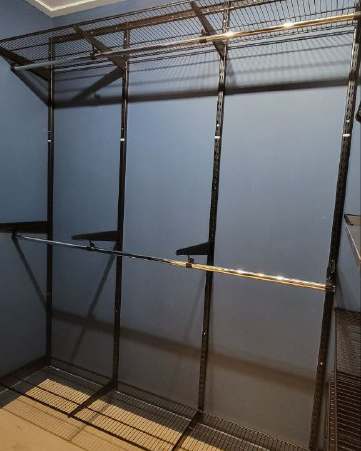 Чёрная П-образная гардеробная с выдвижными корзинами, ~2,4×2,1 м, фото 1