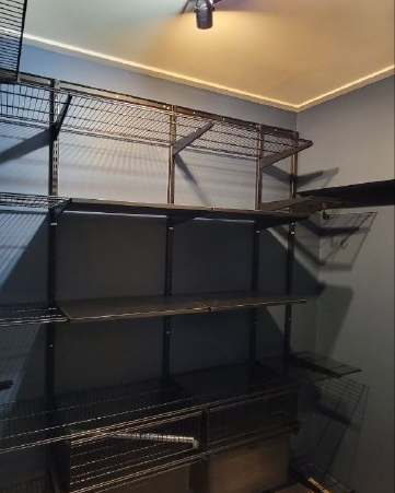 Чёрная П-образная гардеробная с выдвижными корзинами, ~2,4×2,1 м, фото 2
