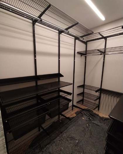 Чёрная П-образная гардеробная с выдвижными корзинами, ~2,4×2 м, фото 2