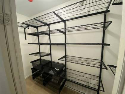 Чёрная П-образная гардеробная с выдвижными корзинами, ~2×1,8 м, фото 1