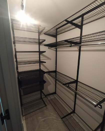 Чёрная П-образная гардеробная с выдвижными корзинами, ~2,4×1,8 м, фото 3