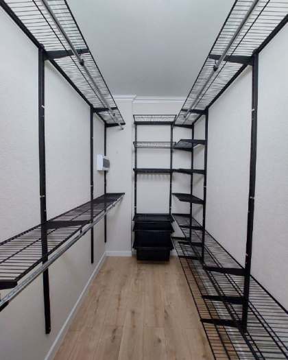 Чёрная П-образная гардеробная с выдвижными корзинами, ~2,4×2,1 м, фото 1
