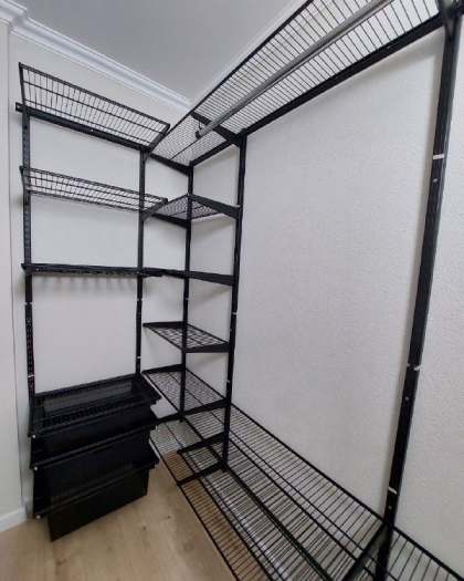 Чёрная П-образная гардеробная с выдвижными корзинами, ~2,4×2,1 м, фото 2
