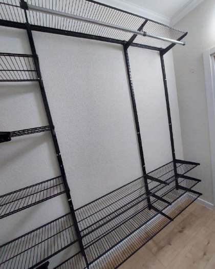 Чёрная П-образная гардеробная с выдвижными корзинами, ~2,4×2,1 м, фото 4