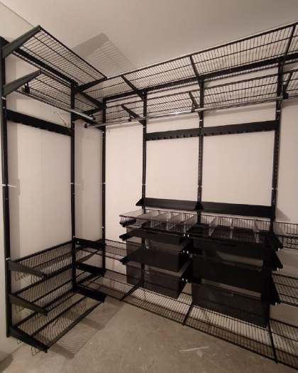 Чёрная П-образная гардеробная с выдвижными корзинами, ~2,5×2 м, фото 1