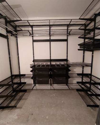 Чёрная П-образная гардеробная с выдвижными корзинами, ~2,5×2 м, фото 2