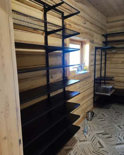 Чёрная П-образная гардеробная с выдвижными корзинами, ~1,8×3,2 м, фото 1