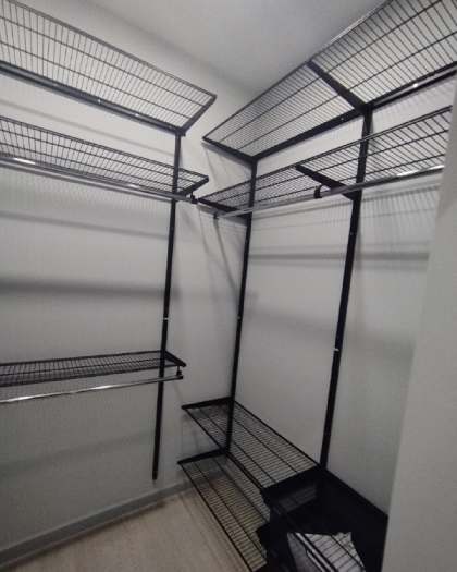 Чёрная П-образная гардеробная с выдвижными корзинами, ~2,4×2 м, фото 3