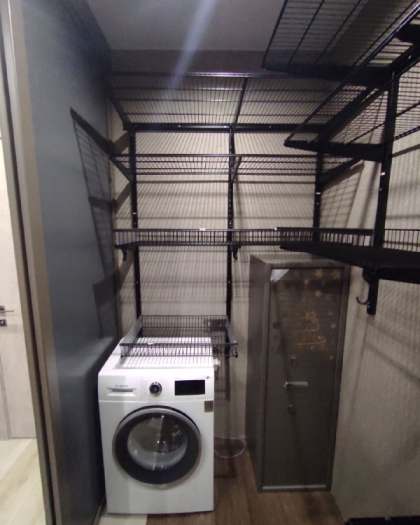 Чёрная П-образная постирочная с выдвижными корзинами, ~1,7×1,9 м, фото 2