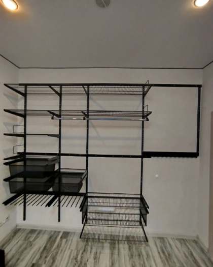 Чёрная прямая гардеробная с брючницей, ~2,8×2 м, фото 1