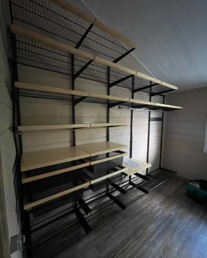 Чёрная прямая гардеробная с деревом и брючницей, ~2,7×2,2 м, фото 1
