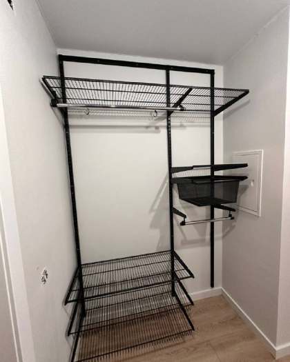 Чёрная прямая гардеробная с полками для обуви, ~1,4×1,2 м, фото 1