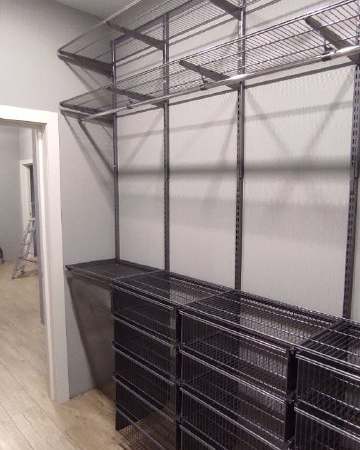 Чёрная прямая гардеробная с выдвижными корзинами, ~2,8×1,8 м, фото 1