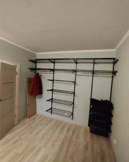 Чёрная прямая гардеробная с выдвижными корзинами, ~3,1×3 м, фото 1