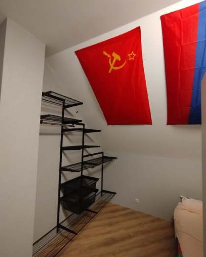 Чёрная прямая гардеробная с выдвижными корзинами, ~2,2×2,3 м, фото 1