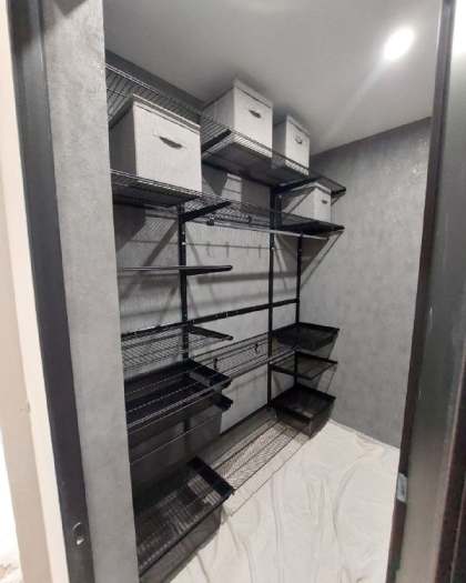 Чёрная прямая гардеробная с выдвижными корзинами, ~2,1×1,8 м, фото 2