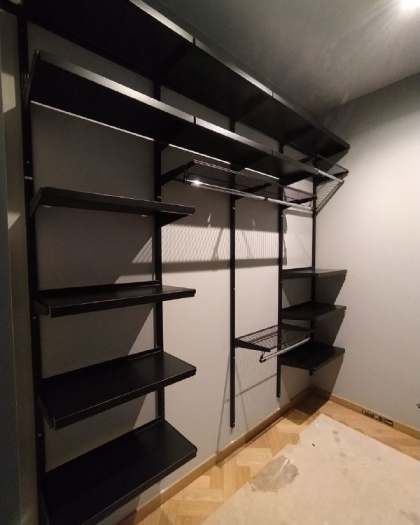 Чёрная прямая гардеробная с выдвижными корзинами, ~2,3×2,2 м, фото 1