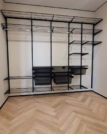 Чёрная прямая гардеробная с выдвижными корзинами, ~3×2,5 м, фото 1