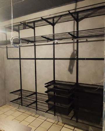 Чёрная прямая гардеробная с выдвижными корзинами, ~2,7×2 м, фото 1