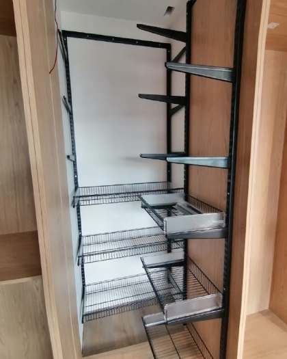 Чёрная прямая гардеробная с выдвижными корзинами, ~0,9×1,3 м, фото 1