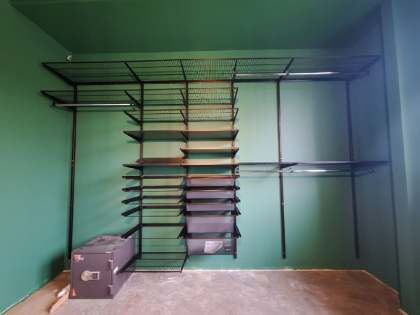 Чёрная прямая гардеробная с выдвижными корзинами, ~3×2 м, фото 1