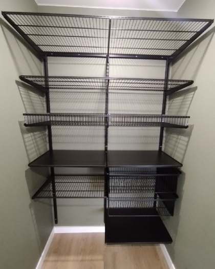 Чёрная прямая гардеробная с выдвижными корзинами, ~1,3×1,8 м, фото 2