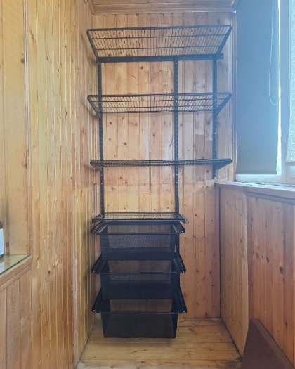 Чёрная прямая гардеробная с выдвижными корзинами, ~0,9×1,5 м, фото 1