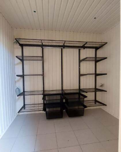 Чёрная прямая гардеробная с выдвижными корзинами, ~2,8×2,4 м, фото 1