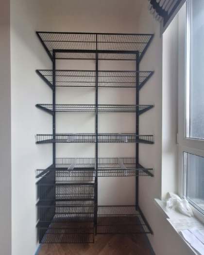 Чёрная прямая гардеробная с выдвижными корзинами, ~1,3×1,4 м, фото 1