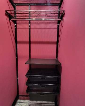 Чёрная прямая гардеробная с выдвижными корзинами, ~1,8×1,2 м, фото 1