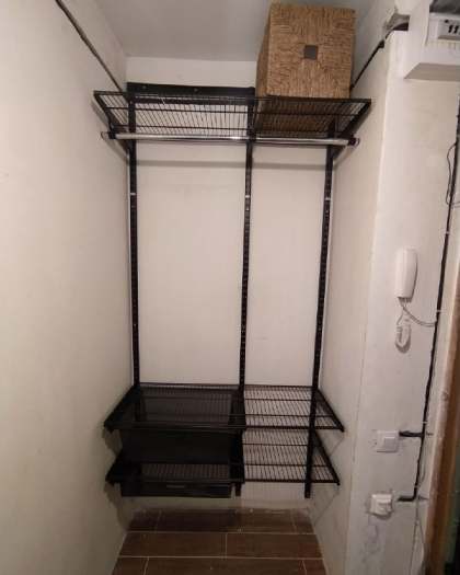 Чёрная прямая гардеробная с выдвижными корзинами, ~1,2×1,5 м, фото 1