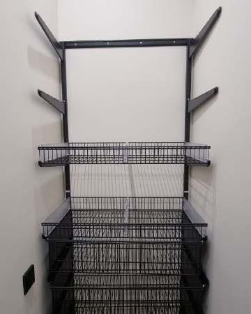 Чёрная прямая гардеробная с выдвижными корзинами, ~0,9×1,5 м, фото 1