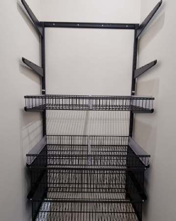 Чёрная прямая гардеробная с выдвижными корзинами, ~0,9×1,5 м, фото 2