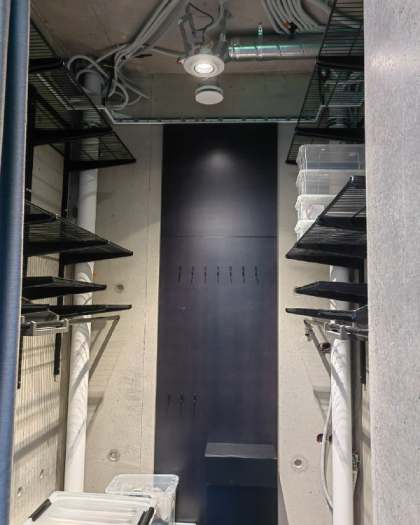 Чёрная система хранения в подсобке с брючницей, фото 3