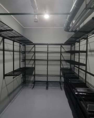 Чёрная система хранения в подсобке с выдвижными корзинами, фото 2