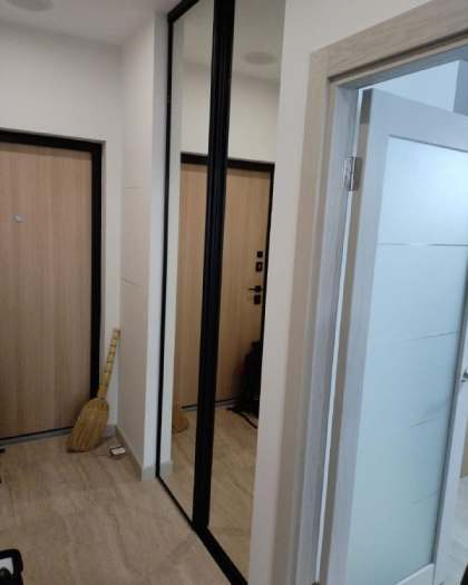 Чёрная система в прихожую с зеркалом и дверями-купе, фото 1