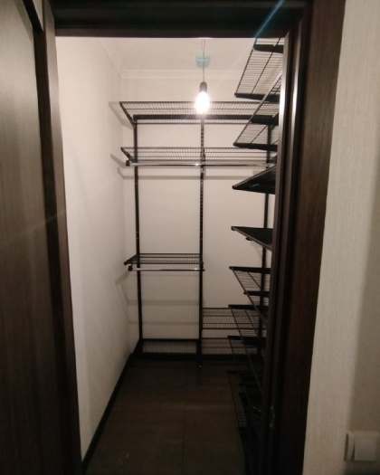 Чёрная угловая гардеробная, ~1,3×2,1 м, фото 1